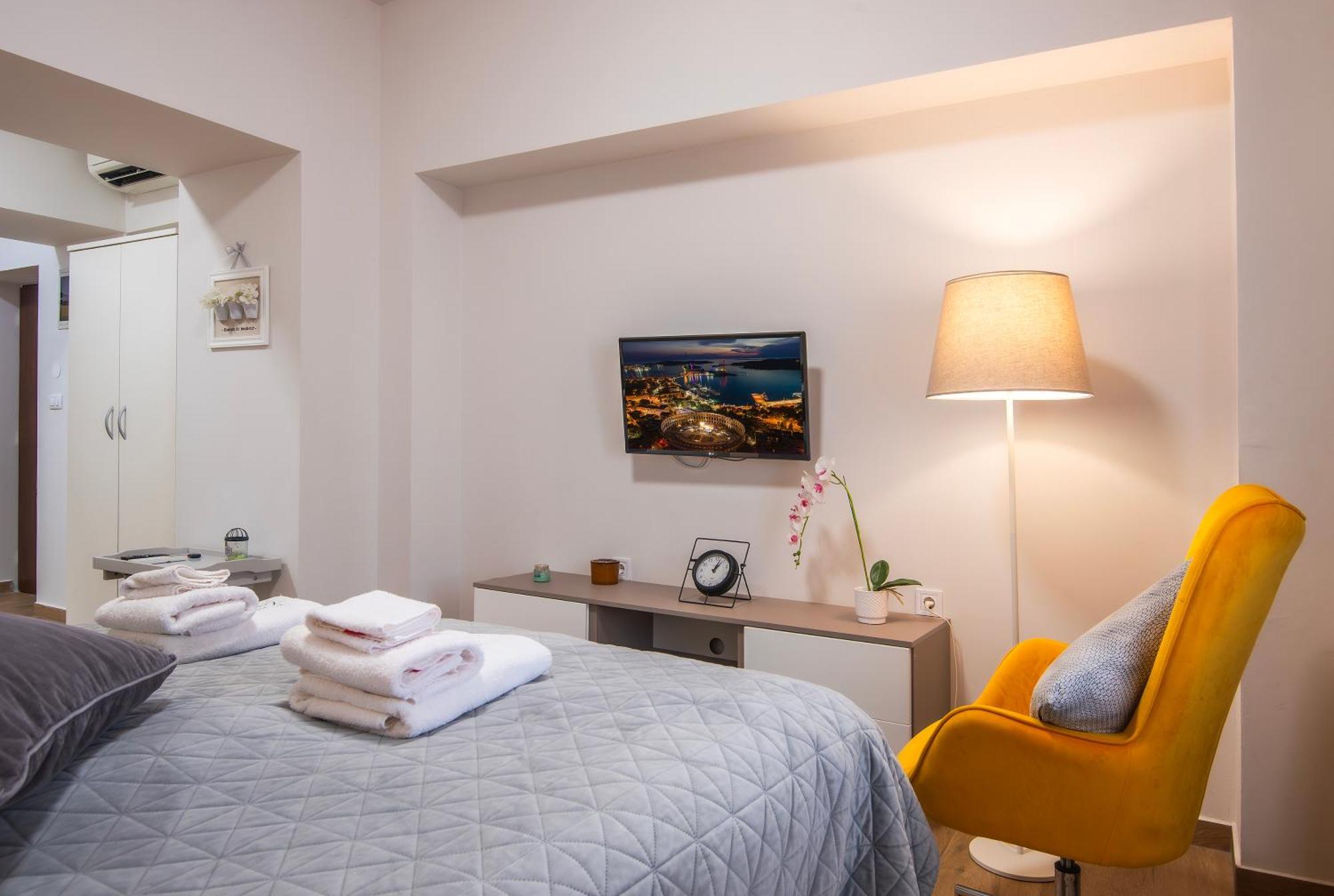 D&A City Center Apartments With Free Parking Pula Buitenkant foto