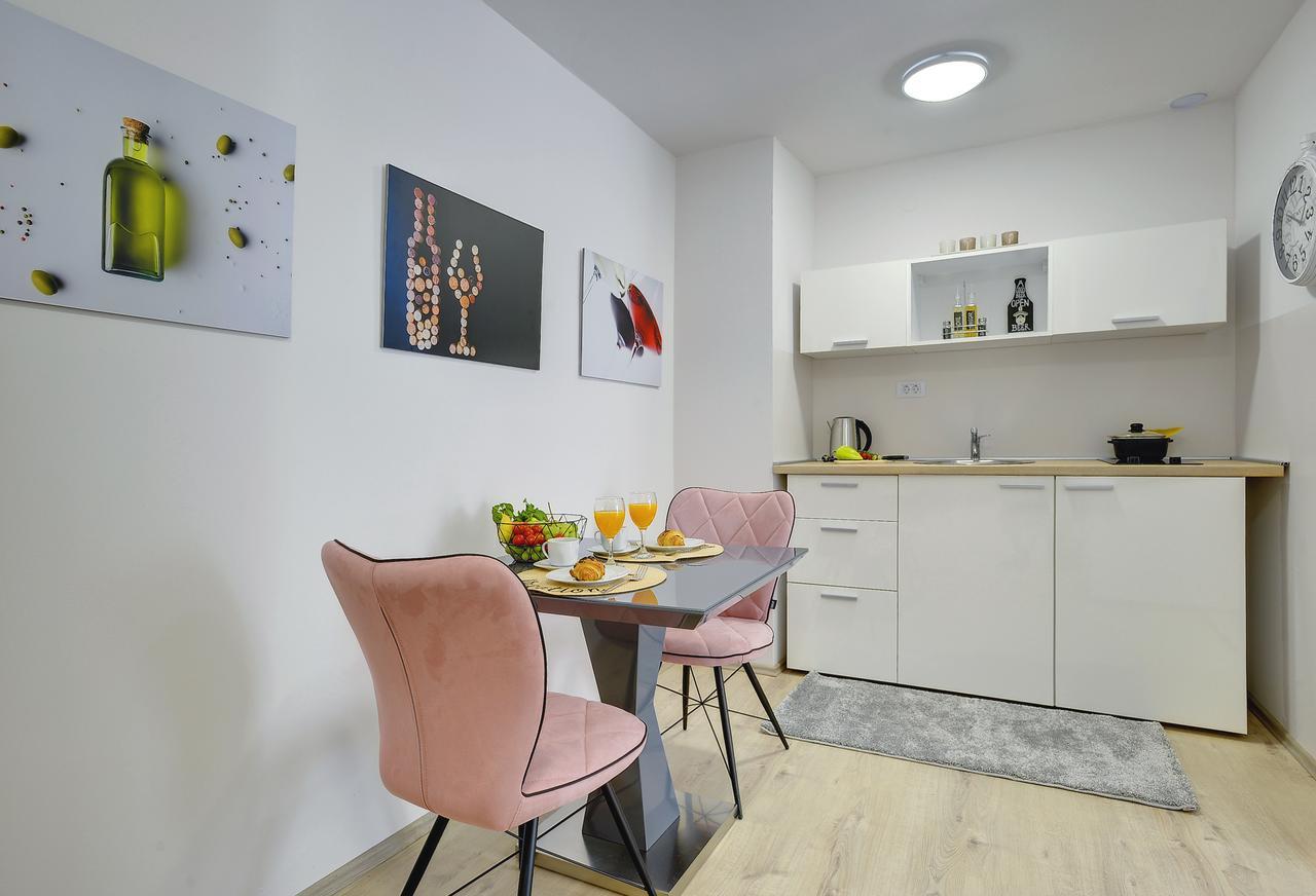 D&A City Center Apartments With Free Parking Pula Buitenkant foto